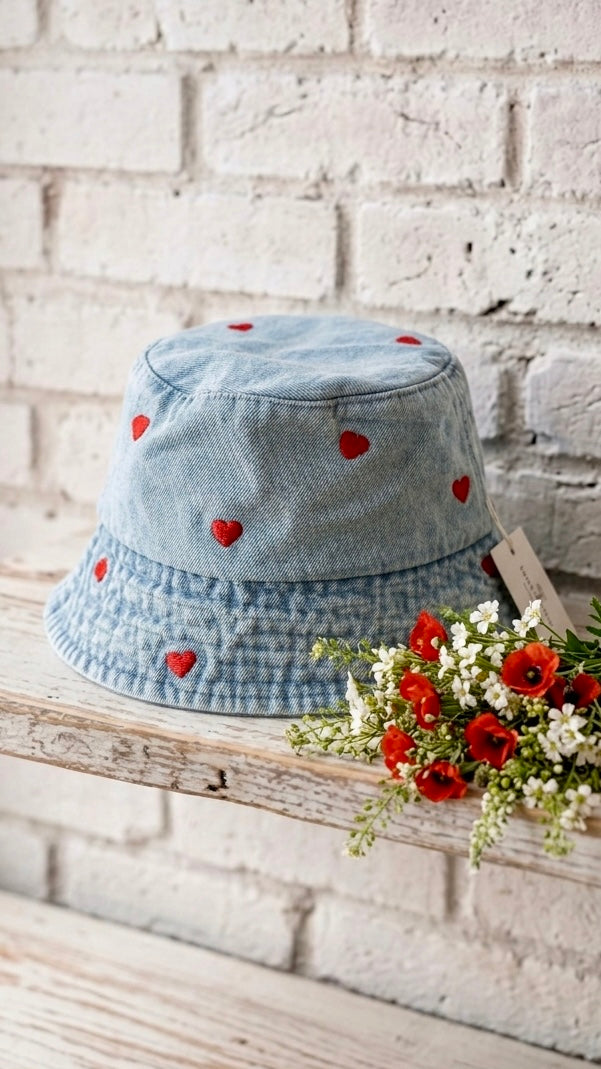 Gorro bucket de denim corazones
