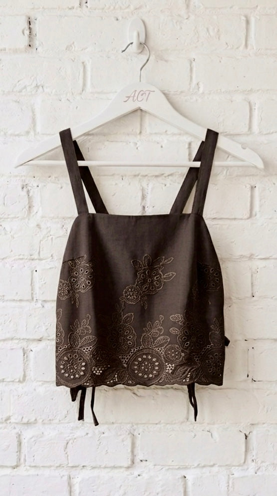 Top Crop con Boradado Suizo y Lazos Laterales +2 colores
