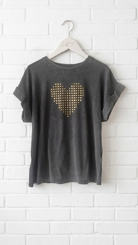 Camiseta corazón tachuelas +2 colores