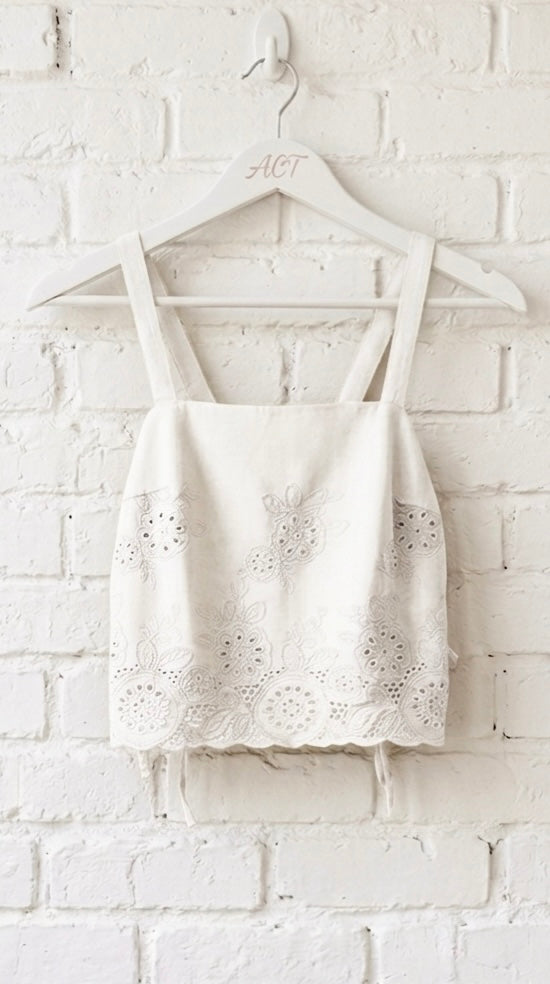Top Crop con Boradado Suizo y Lazos Laterales +2 colores