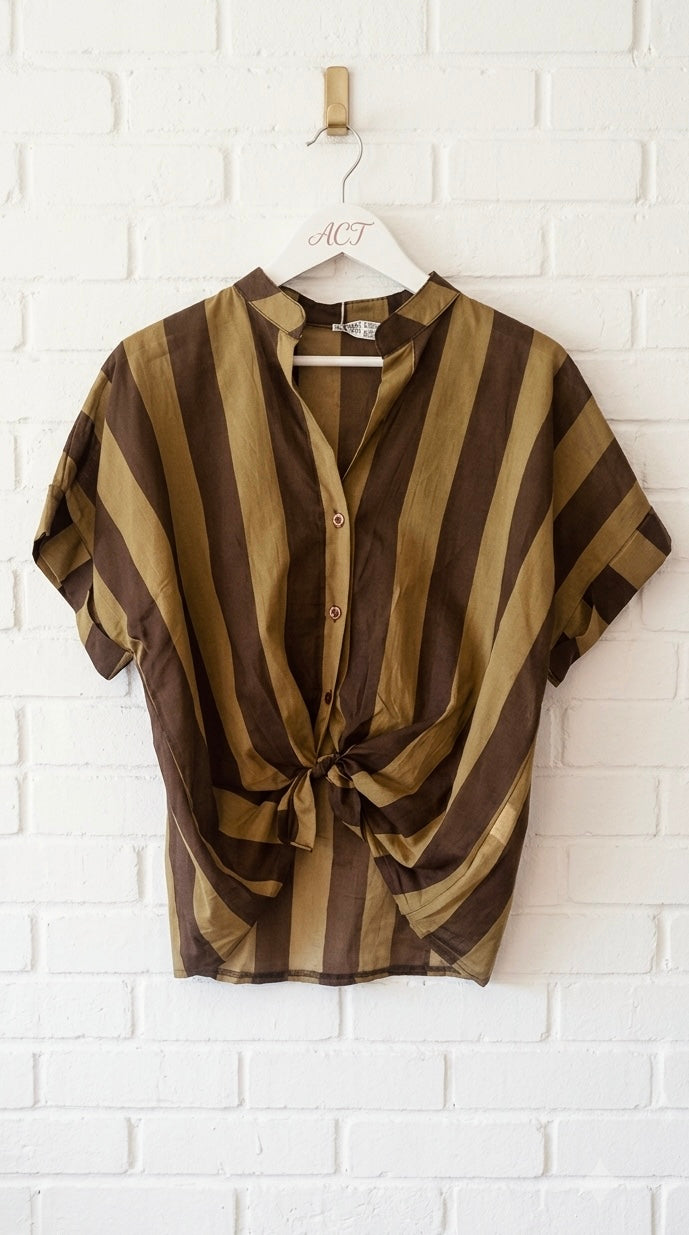 Camisa a rayas verticales con nudo +1color