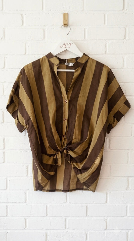 Camisa a rayas verticales con nudo +1color