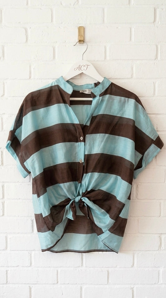 Camisa rayas horizontales con nudo